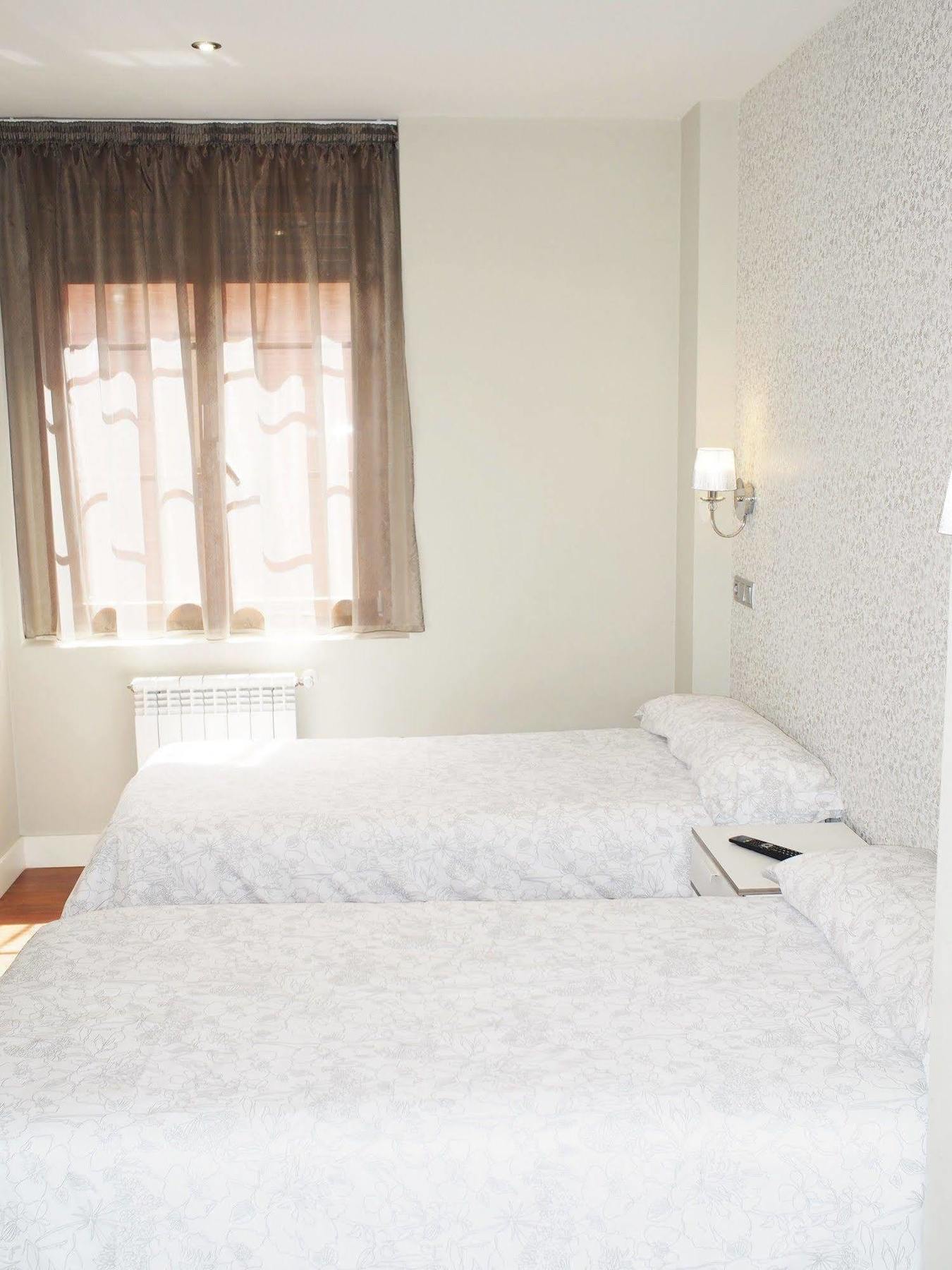 Hotel Rosal Oviedo Buitenkant foto